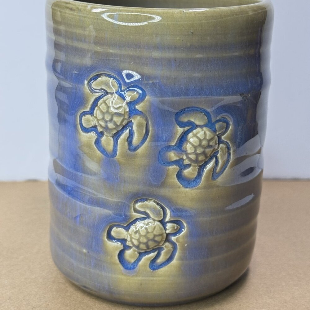 Hawaii Mug Turtles Embossed 3D Blue Khaki Ben Diller Pottery Signed 2001 - Picture 7 of 9